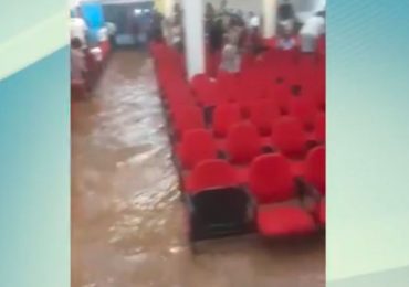 Enchente invade igreja e interrompe culto durante temporal em BH