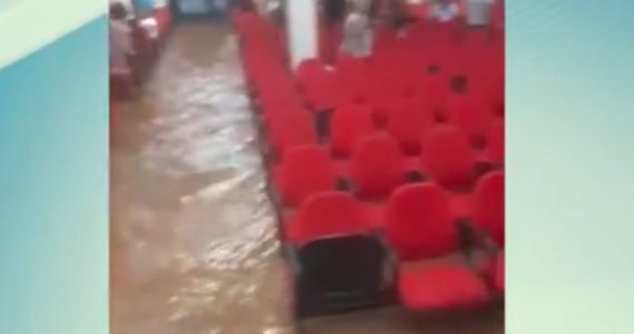 Enchente invade igreja e interrompe culto durante temporal em BH