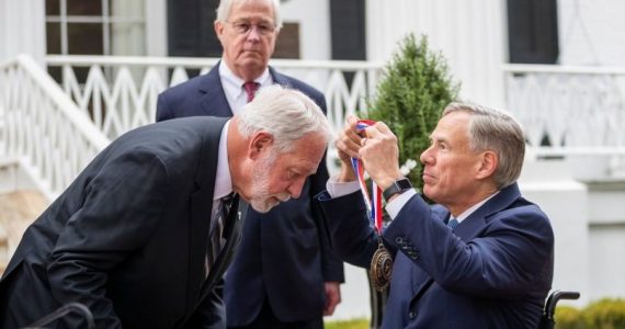 Diácono que interrompeu atirador durante ataque a igreja recebe Medalha de Coragem