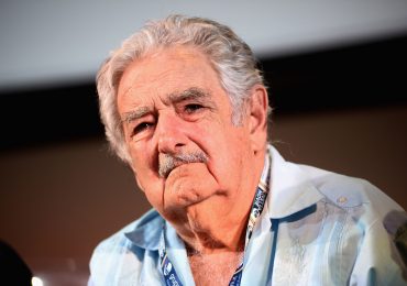 Ídolo da esquerda, Mujica diz que no "monoteísmo reina a intolerância"