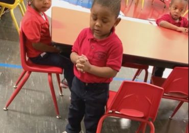 Vídeo com menino de 3 anos conduzindo outras crianças em oração emociona nas redes sociais