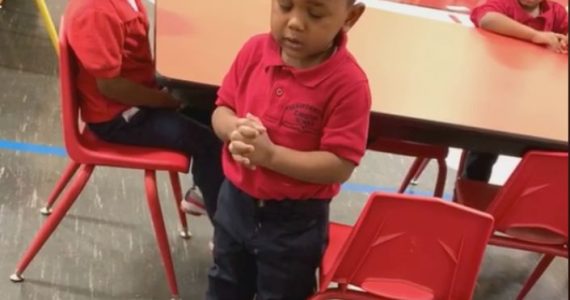 Vídeo com menino de 3 anos conduzindo outras crianças em oração emociona nas redes sociais