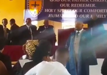 Vídeo mostra momento que pastor morre durante pregação no culto