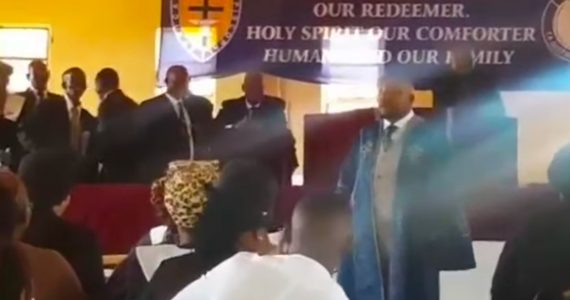 Vídeo mostra momento que pastor morre durante pregação no culto