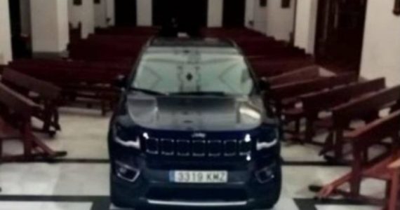 Homem se sente “possuído pelo diabo” e invade igreja com carro para ser liberto