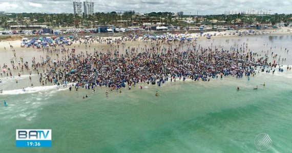 Salvador: igreja celebra o batismo de 2000 pessoas na praia de Jaguaribe