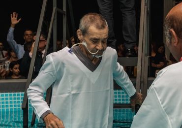 Idoso batizado com sonda hospitalar dá lição de fé: "Melhor que a cura"