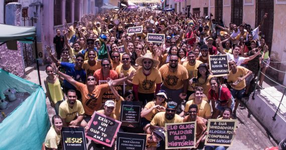 "Desculpa se a igreja te machucou”, diz bloco de evangelismo no carnaval