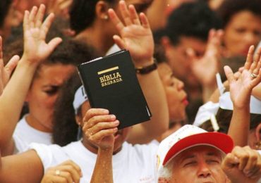 Evangélicos devem superar católicos a partir de 2032 no Brasil, projeta especialista