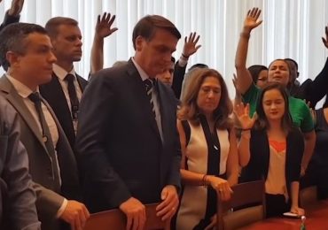 Bolsonaro se emociona ao receber oração de alunos no Alvorada
