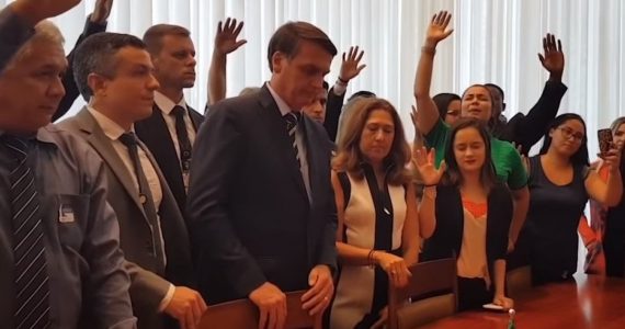 Bolsonaro se emociona ao receber oração de alunos no Alvorada