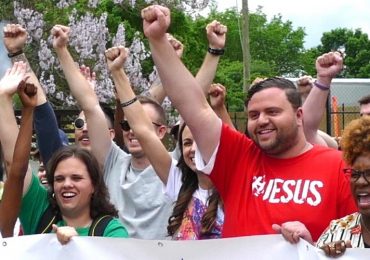 Ex-gay: "Pessoas estão deixando o estilo LGBTQ para seguir Jesus"