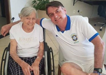 Bolsonaro homenageia a mãe de 92 anos: "A mulher sábia edifica o lar"