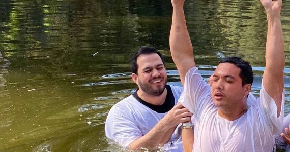 Wesley Safadão se batiza no Jordão, em Israel: 'A minha vida é de Jesus'