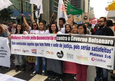 Evangélicas feministas de esquerda fazem protesto contra Bolsonaro