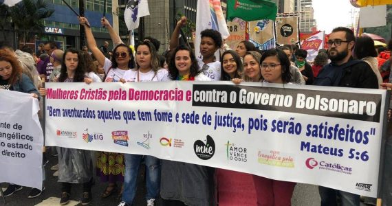 Evangélicas feministas de esquerda fazem protesto contra Bolsonaro