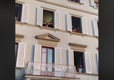 ‘Quão Grande É o Meu Deus’: italianos louvam das janelas durante isolamento por coronavírus