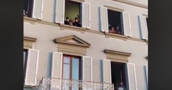 ‘Quão Grande É o Meu Deus’: italianos louvam das janelas durante isolamento por coronavírus