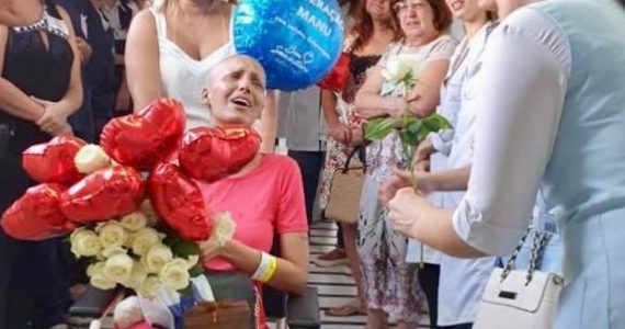 [Vídeo] Equipe de enfermagem canta “Ousado Amor” a paciente de câncer