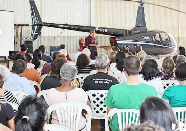 Missionários compram helicóptero para alcançar tribos isoladas no Brasil