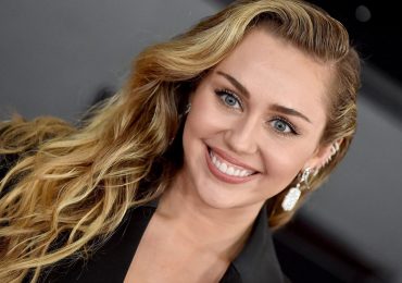 Miley Cyrus diz que sua sexualidade foi a razão de ter se afastado da igreja