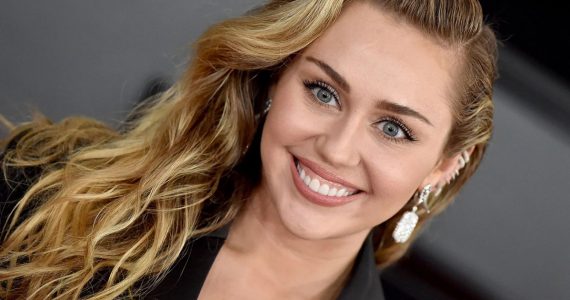 Miley Cyrus diz que sua sexualidade foi a razão de ter se afastado da igreja