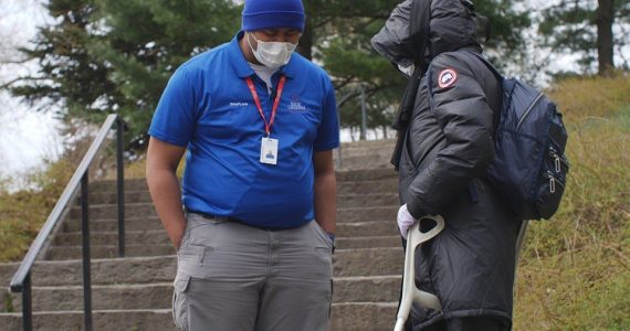 Cristão montam tenda de oração nas ruas durante a pandemia