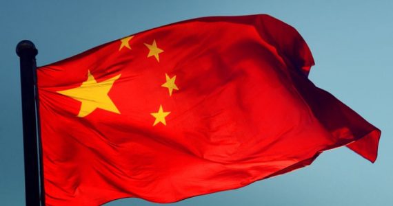 China remove cruzes de templos cristãos para não ofuscar a bandeira do país