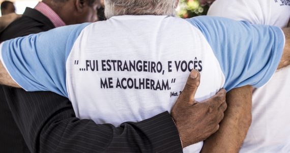 "Em nome de Jesus", igrejas doam máscaras contra a pandemia