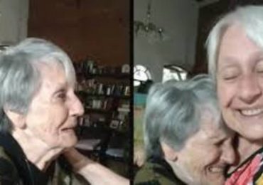 Chorando, idosa diz ter sido abraçada por Jesus: "Não dá para explicar"