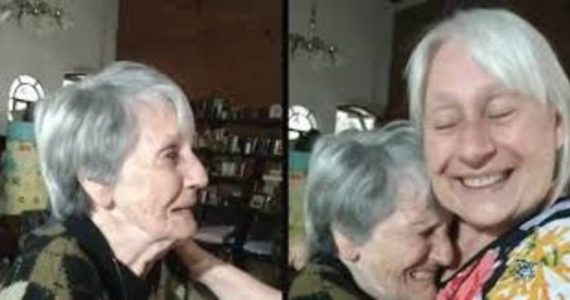 Chorando, idosa diz ter sido abraçada por Jesus: "Não dá para explicar"