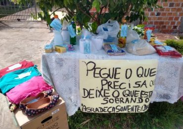 Mulher cria "mesa solidária" em casa para necessitados na pandemia