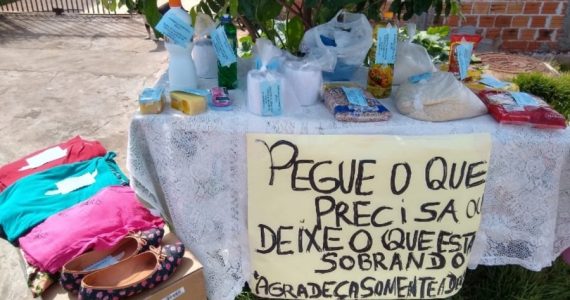 Mulher cria "mesa solidária" em casa para necessitados na pandemia