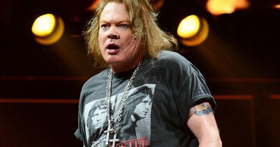 Vocalista do Guns N' Roses critica senador que defendeu ida à igreja