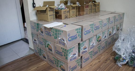 Pandemia: igreja fabrica 5 mil máscaras e doa 18 toneladas de alimentos