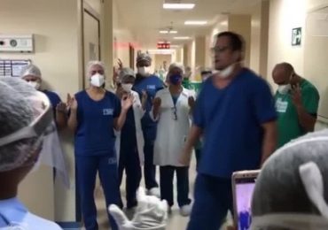 Médico faz oração em hospital e comove equipe de saúde