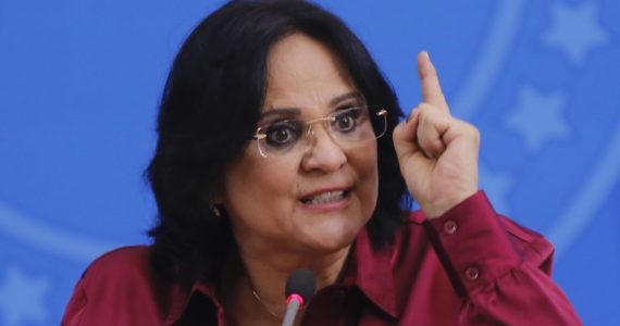 Em reunião ministerial, Damares critica o aborto: "É um governo pró-vida"