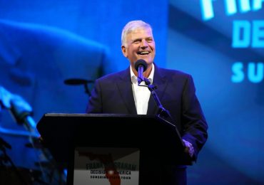 Franklin Graham incentiva igrejas: "O Evangelho não conhece restrições"