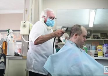 'Vou trabalhar até Jesus entrar ou me prenderem', diz barbeiro de 77 anos ao recusar quarentena