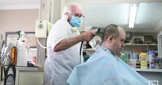 'Vou trabalhar até Jesus entrar ou me prenderem', diz barbeiro de 77 anos ao recusar quarentena
