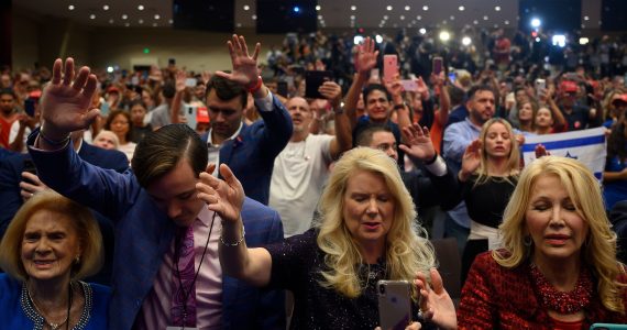 Igreja supera a quarentena e faz culto a céu aberto para falar de Cristo