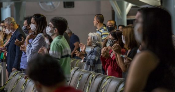 Igrejas nas periferias retomam cultos com regras de distanciamento e uso de máscaras