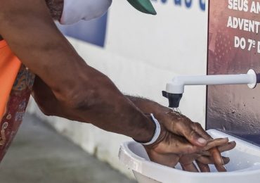 Igreja faz parceria com o governo para instalar lavatório público nas ruas