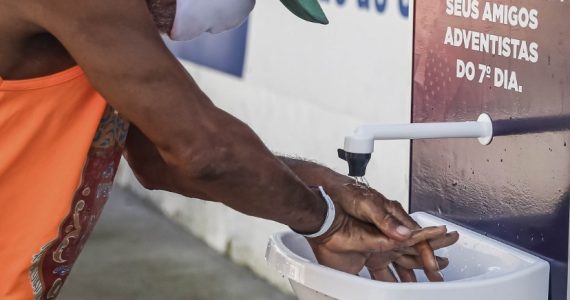 Igreja faz parceria com o governo para instalar lavatório público nas ruas