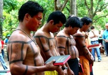 Bancada evangélica insere descriminalização de missões indígenas em texto aprovado na Câmara
