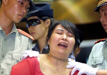 China: cristã diz que foi obrigada a tirar a roupa pelo Partido Comunista