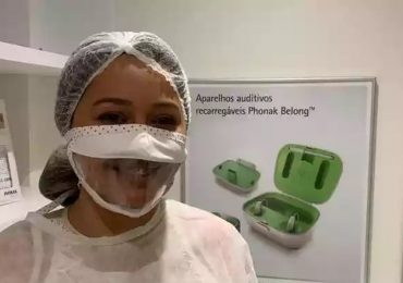 Cristãos fabricam máscaras transparentes para deficientes auditivos