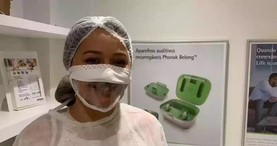 Cristãos fabricam máscaras transparentes para deficientes auditivos