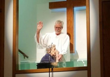 Senhora de 94 anos surpreende ao se batizar após anos de igreja