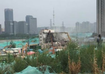 Governo comunista da China interrompe culto, agride fiéis e demole templo